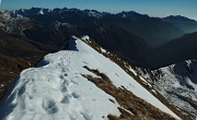 65 Scendendo dalla cresta di vetta del Valegino